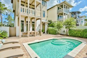 una vista esterna di una casa con piscina di Rolling Dunes a Inlet Beach Altre 51 foto