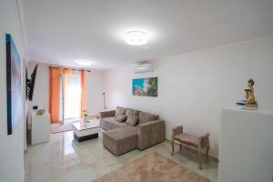 un salon avec un canapé et une table dans l'établissement Non stop apartman 1, à Kaposvár