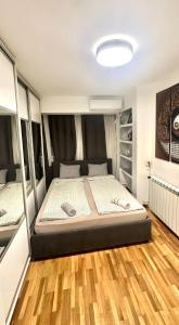 Ένα ή περισσότερα κρεβάτια σε δωμάτιο στο Apartman Ruzmarin 23