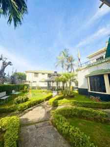 库库塔Hotel Chucarima的享有带花园的建筑景致