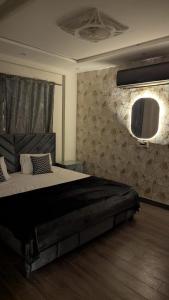 Un pat sau paturi într-o cameră la Stylish Downtown Stay