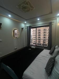 Un pat sau paturi într-o cameră la Stylish Downtown Stay +5 fotografii