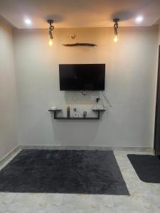 Un televizor și/sau centru de divertisment la Stylish Downtown Stay