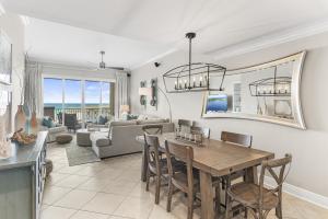 ein Esszimmer und ein Wohnzimmer mit Tisch und Stühlen in der Unterkunft San Remo 403 in Santa Rosa Beach + 30 Fotos