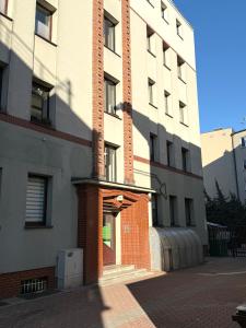 un edificio con una porta di mattoni di fronte di 15 Gdynia - Duże mieszkanie w Centrum dla 9 osób a Gdynia