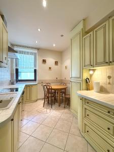 una cucina con un tavolo e una sala da pranzo di 15 Gdynia - Duże mieszkanie w Centrum dla 9 osób a Gdynia