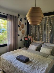 Villa Spark of Lapland في روفانييمي: غرفة نوم بسرير كبير ونافذة كبيرة