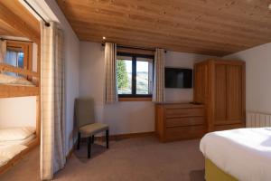 a bedroom with a bunk bed and a desk at Le Flocon d'Argent in Les Gets +28 photos