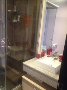 a bathroom with a sink and a shower at Hospedaje en Quito Sectro Financiero in Quito