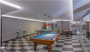 a pool table in the middle of a room at Hospedaje en Quito Sectro Financiero in Quito