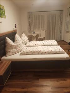 Postel nebo postele na pokoji v ubytování Panoramablick Zirbitzkogel