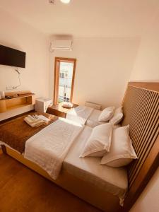 een slaapkamer met twee bedden en een raam bij Hotel Bek in old city in Bukhara