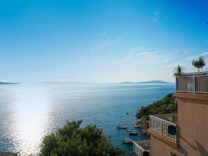 een uitzicht op de oceaan vanuit een gebouw bij Sunset Oase Am Meer in Prizna