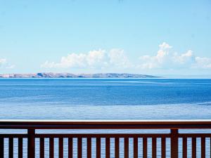 een uitzicht op een grote hoeveelheid water bij Sunset Oase Am Meer in Prizna +11 foto's