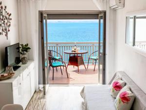 een woonkamer met uitzicht op de oceaan bij Sunset Oase Am Meer in Prizna