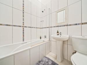 Ένα μπάνιο στο Stunning Knysna central Apartment +27 φωτογραφίες