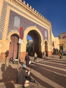 un grupo de personas sentadas frente a un edificio en Dar Ayoub, en Fez 125 fotos más