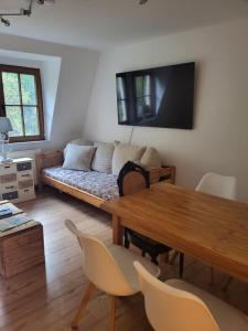 a living room with a couch and a table at Ferienwohnungen Königstein in Königstein an der Elbe