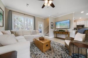 un soggiorno con un divano bianco e un tavolo di Sandy Bottoms a Santa Rosa Beach