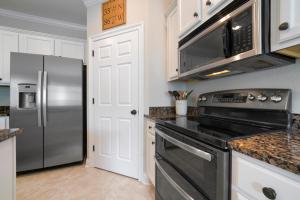 una cucina con fornelli e frigorifero di Sandy Bottoms a Santa Rosa Beach Altre 54 foto