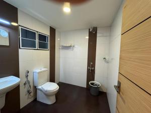 Ένα μπάνιο στο Ceylon Bake House Woodland Junction Ernakulam +12 φωτογραφίες