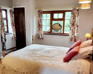 Postel nebo postele na pokoji v ubytování The Captain's Cottage at Climping