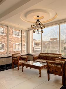 una sala de estar con un sofá y una mesa en Hotel Pearl Regency, en Kalām