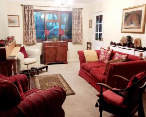 Posezení v ubytování The Captain's Cottage at Climping