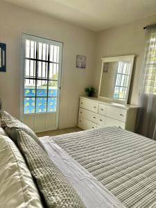 une chambre avec un lit, une commode et un miroir dans l'établissement Casa Nube, à Cayey