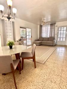 un salon avec une table et un canapé dans l'établissement Casa Nube, à Cayey