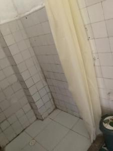 a bathroom with a tiled shower with a toilet at Zona de Camping Hostal Las Hamacas in Villamaría