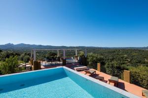 Bazén v ubytování Villa Sole Tra i Ginepri nebo v jeho okolí