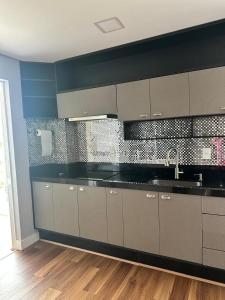 Kuchyň nebo kuchyňský kout v ubytování Apartamento com 2 quartos luxuoso e confortável em Itapema