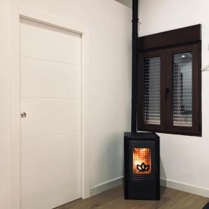 kominek w pokoju obok drzwi w obiekcie Barbacana, dieciocho w mieście Baeza