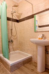 une salle de bain avec une baignoire et un lavabo dans l'établissement Luxury Stays in El Sheikh Zayed City, à Sheikh Zayed 50 autres photos