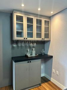 Kuchyň nebo kuchyňský kout v ubytování Apartamento com 2 quartos luxuoso e confortável em Itapema