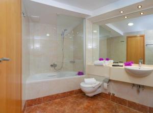 een badkamer met toilet, wastafel en bad bij Boutique Hotel Saudade in Mlatinje +30 foto's