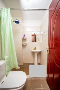 Ένα μπάνιο στο Marina Cozy guest house