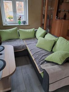 - un canapé avec des oreillers dans l'établissement Ferienwohnung, à Brandis