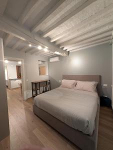 Ένα ή περισσότερα κρεβάτια σε δωμάτιο στο La Piccola Atene Atelier