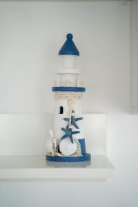 een vuurtorenbeeldje met rotsen en een zeester bij Apartamento familiar en Torreblanca con vistas al mar, aire acondicionado y cerca de la playa in Torreblanca