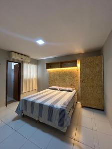 a bedroom with a bed in a room at Flat Lagoa Seca in Juazeiro do Norte