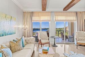 ein Wohnzimmer mit einem Sofa und Blick auf das Wasser in der Unterkunft Sanctuary by the Sea 3112 by Newman-Dailey in Blue Mountain Beach