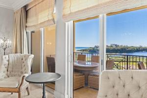 ein Wohnzimmer mit Blick auf das Meer in der Unterkunft Sanctuary by the Sea 3112 by Newman-Dailey in Blue Mountain Beach