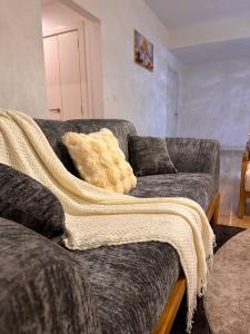 Posezení v ubytování eagle hills apartment 2 bedroom fully furnished