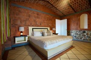 Postel nebo postele na pokoji v ubytování Mama Chuy Hotel & Villas Ajijic + 179 fotografií