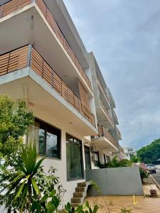 フリック・アン・フラックにあるCoastal Calm The Cove 2の側面にバルコニーがある建物