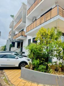 フリック・アン・フラックにあるCoastal Calm The Cove 2の建物の前に駐車された白い車