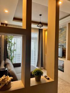 フリック・アン・フラックにあるCoastal Calm The Cove 2の鏡越しにリビングルームを望む +4枚の写真