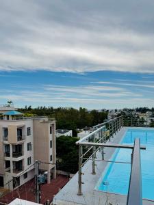 フリック・アン・フラックにあるCoastal Calm The Cove 2の建物のバルコニーからスイミングプールの景色を望めます。